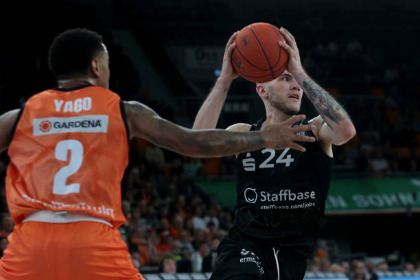 两支球队在 两支球队在